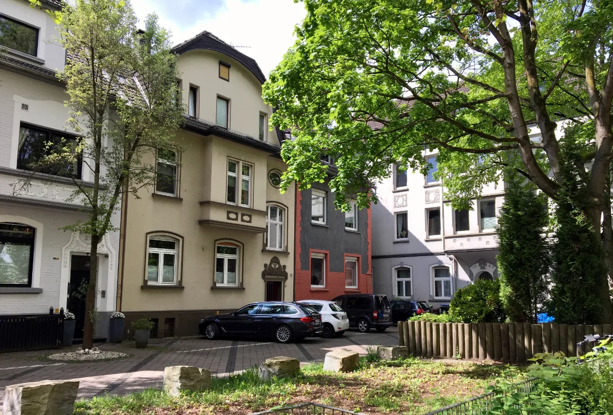 Altbau-Mehrfamilienhäuser mit Vorgärten und alten Bäumen in Essen