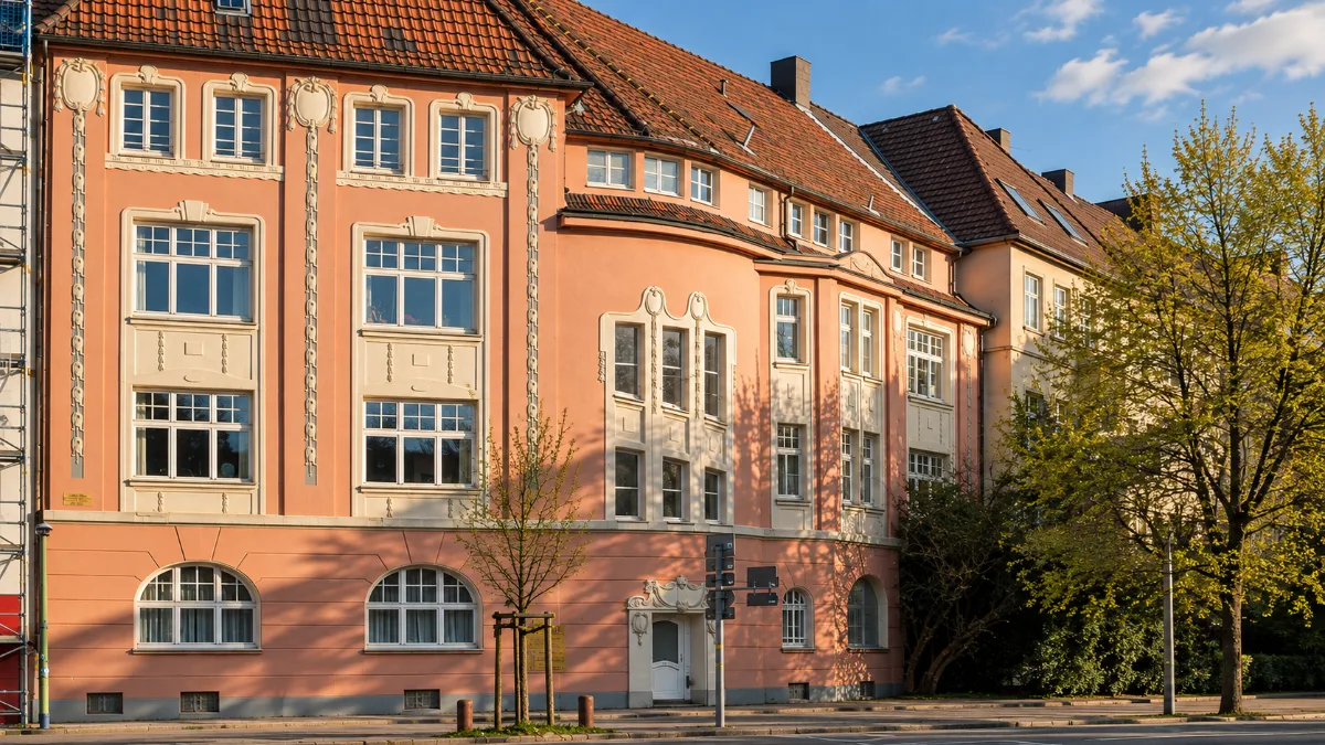 Altbau-Wohnhaus mit rosafarbener Fassade und Sprossenfenstern in Essen-Rüttenscheid