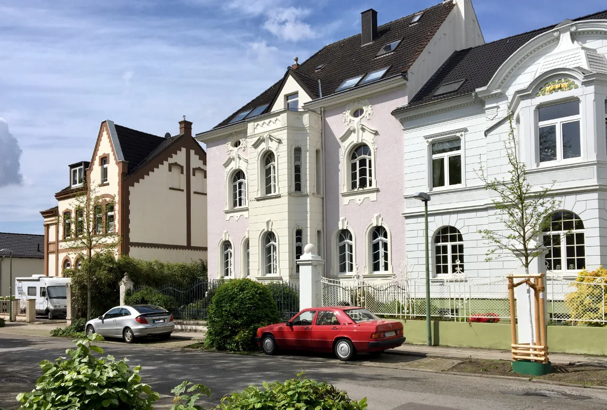 Helle Altbauvillen mit Stuckfassaden an einer Wohnstraße im Essener Süden