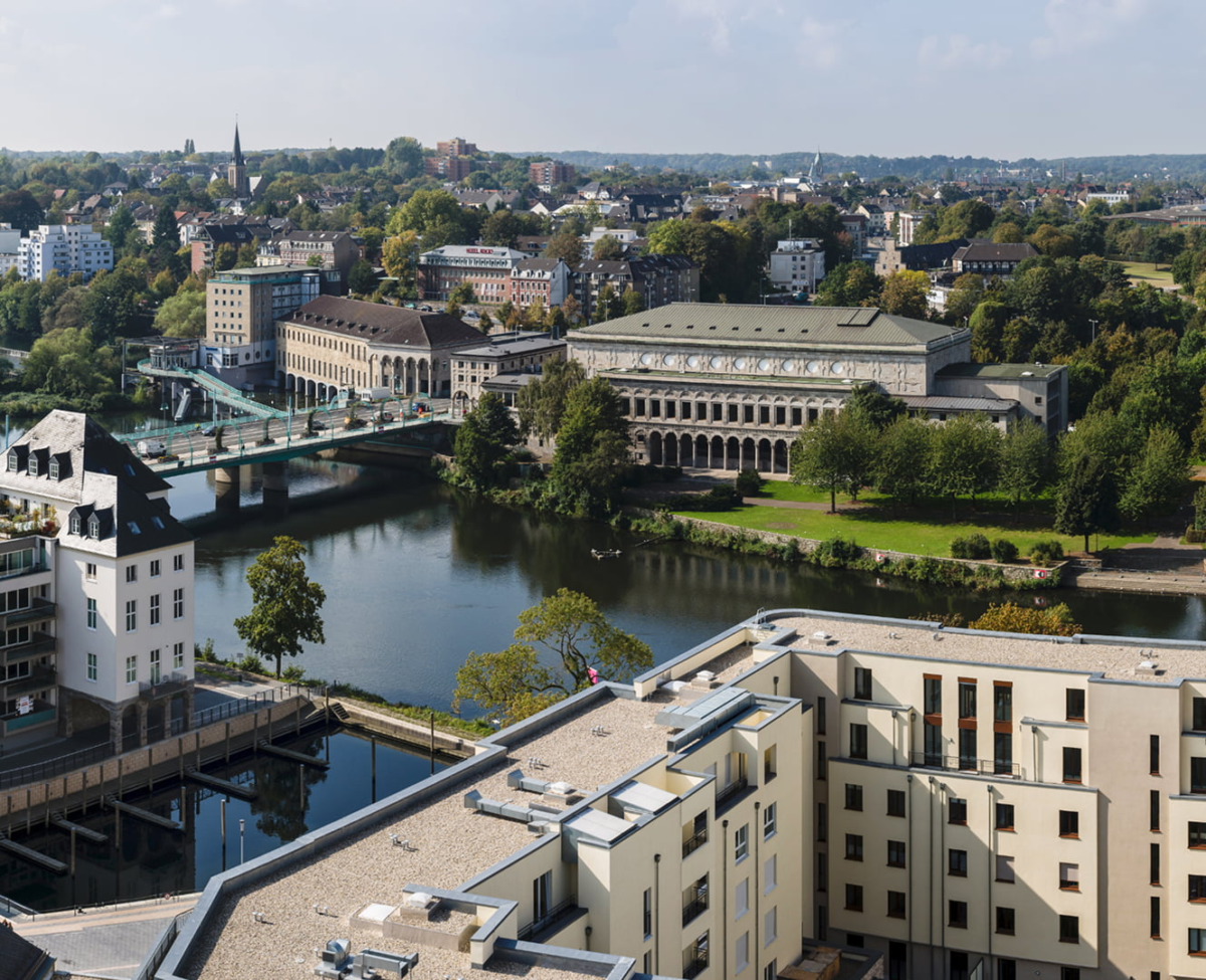 Backsteinturm des Aquarius Wassermuseums mit Aussichtskanzel und gläsernem Treppenturm in Mülheim-Styrum.