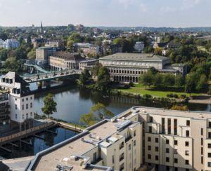 Backsteinturm des Aquarius Wassermuseums mit Aussichtskanzel und gläsernem Treppenturm in Mülheim-Styrum.