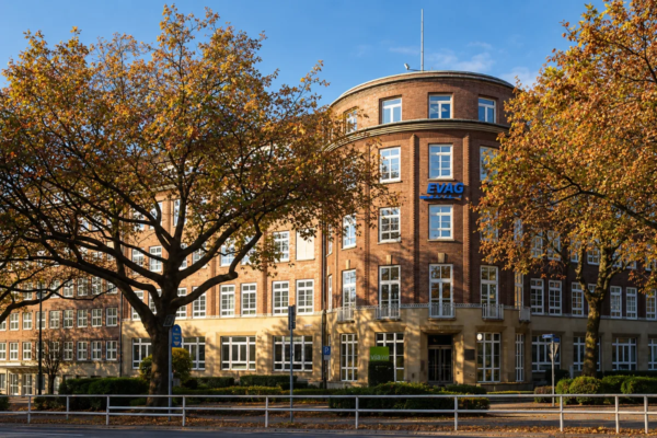 Backstein-Eckgebäude mit Rundturm und Herbstbäumen in Essen-Rüttenscheid