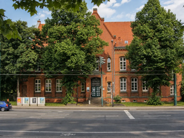 Historisches Backsteingebäude mit Ziegeldach an einer Straße im Essener Süden