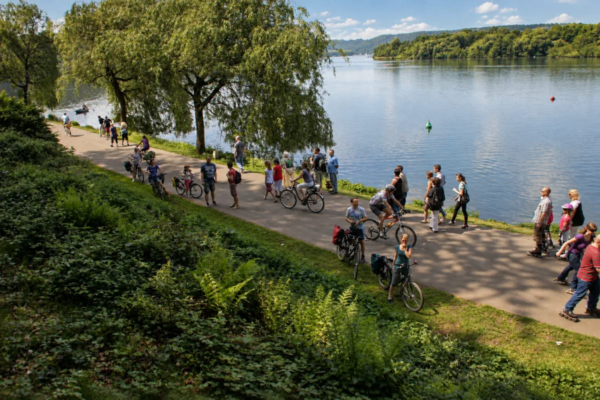 Spaziergänger und Radfahrer auf dem Uferweg am Baldeneysee