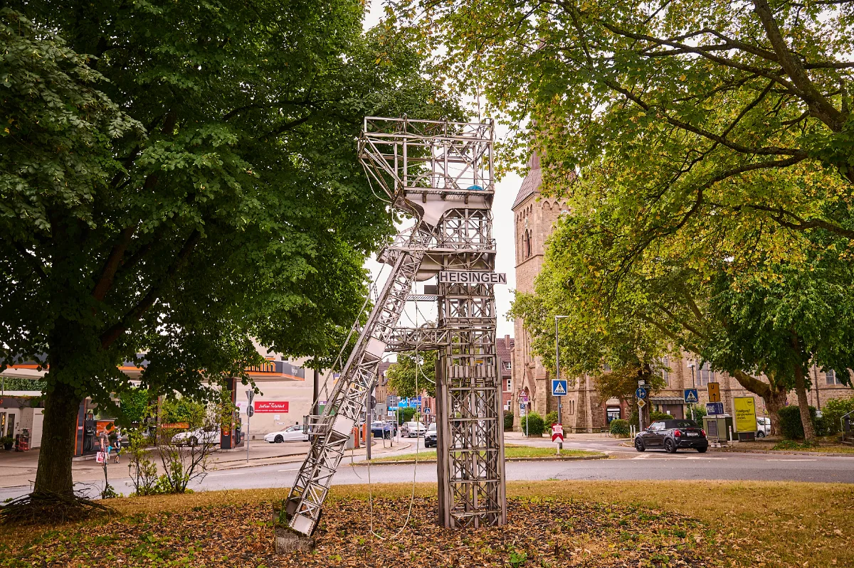 Stahlskulptur zur Bergbaugeschichte im Ortskern von Essen-Heisingen