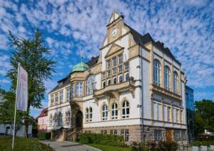 Historisches Rathaus Bredeney in Essen unter blauem Himmel.