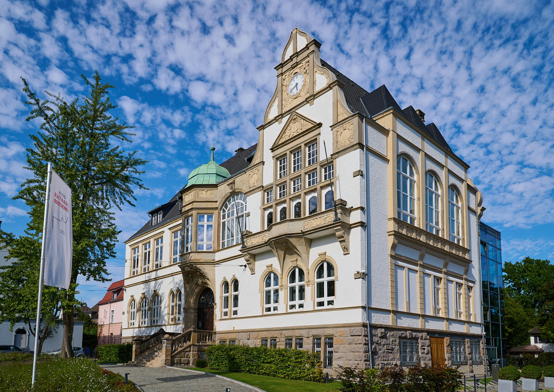 Historisches Rathaus Bredeney in Essen unter blauem Himmel.