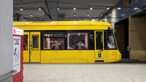 Gelbe Stadtbahn an einer unterirdischen Haltestelle in Essen