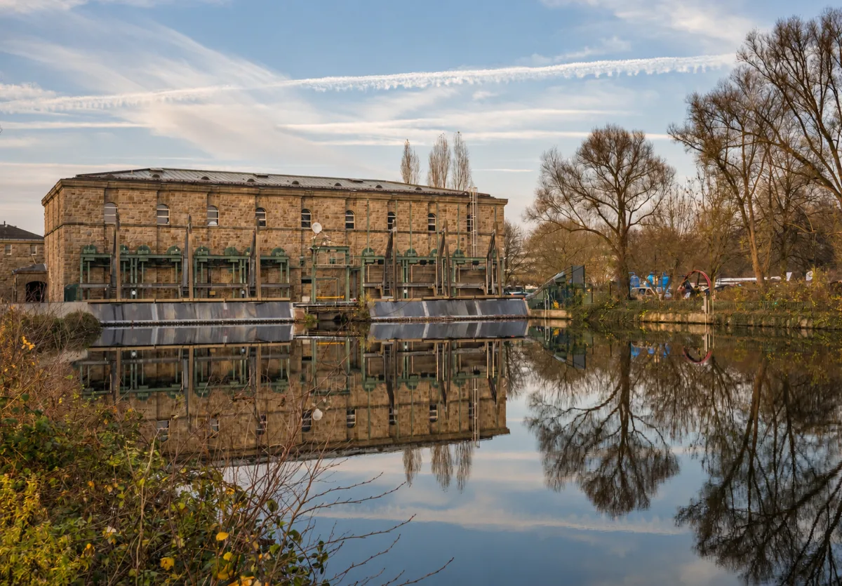 Historisches Gebäude am Ruhrufer, das sich im Wasser spiegelt, in Mülheim an der Ruhr