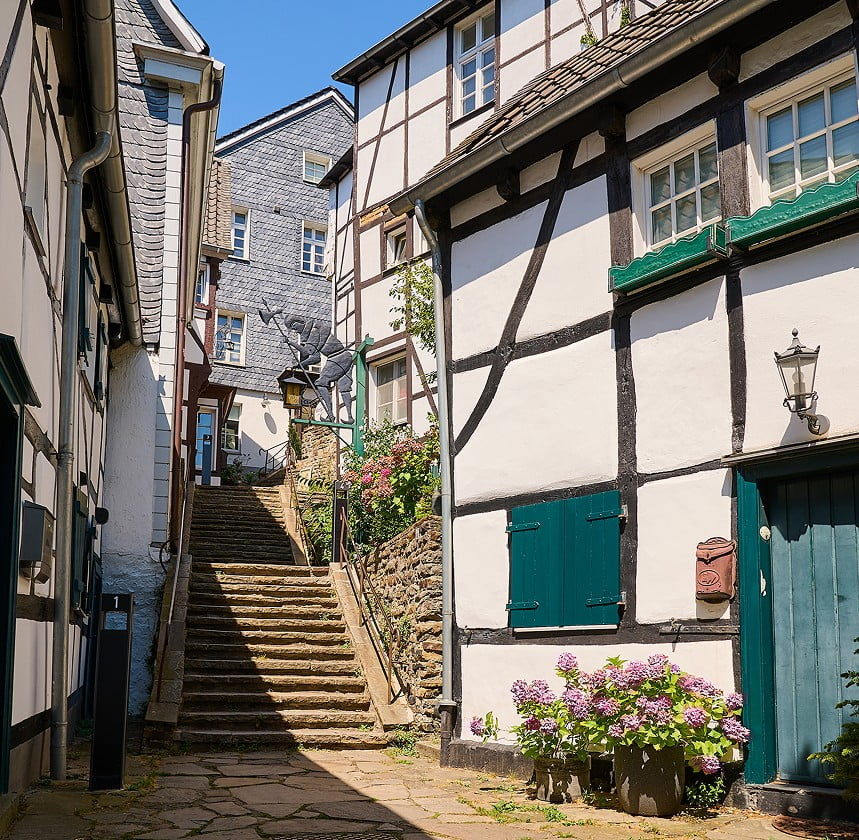 Historische Stiege in Essen-Kettwig mit Steintreppe und Fachwerkhäusern.
