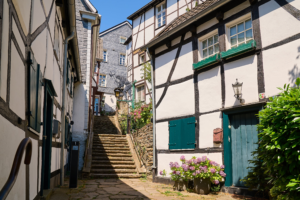 Historische Stiege in Essen-Kettwig mit Steintreppe und Fachwerkhäusern.