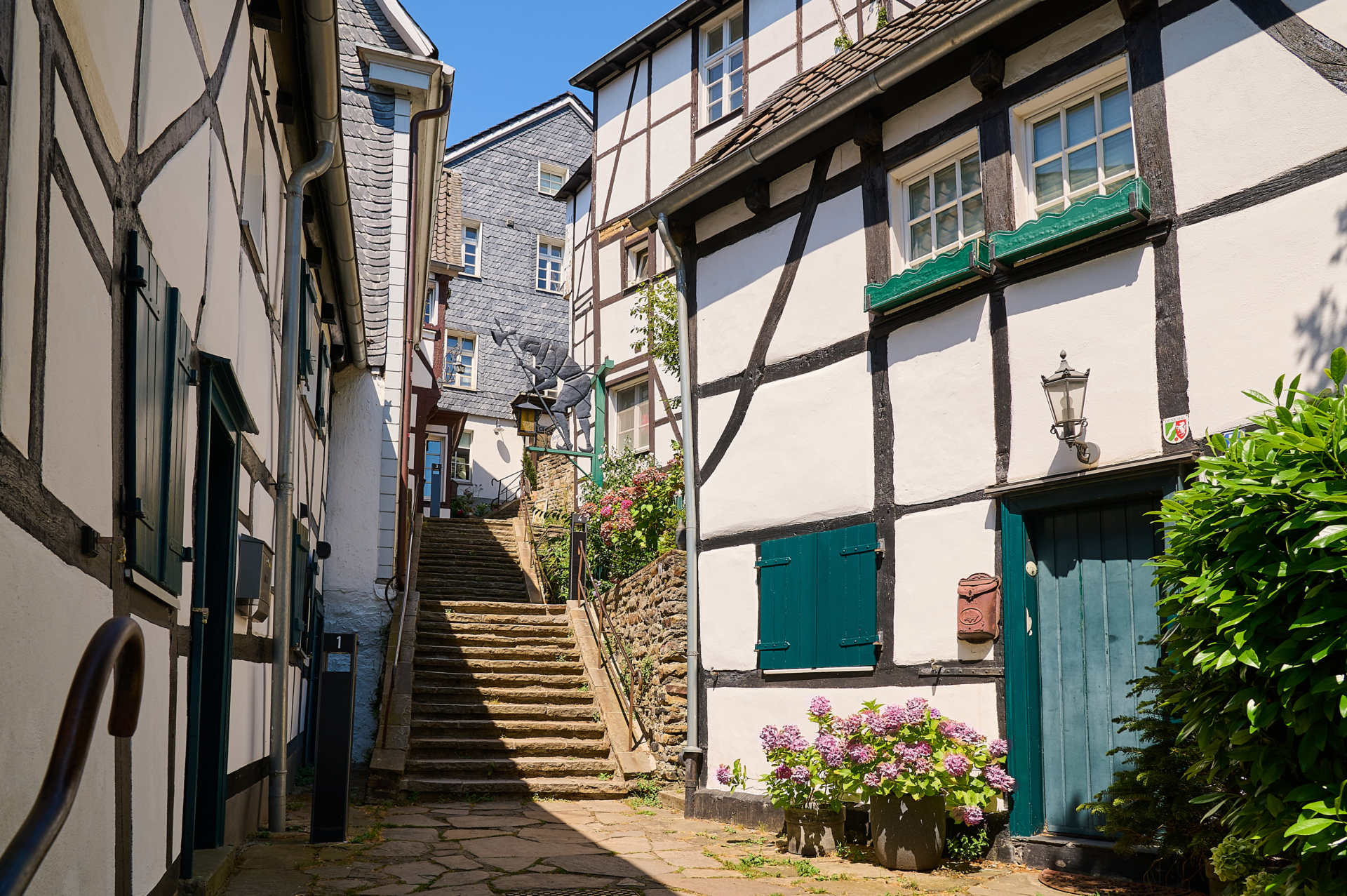Historische Stiege in Essen-Kettwig mit Steintreppe und Fachwerkhäusern.