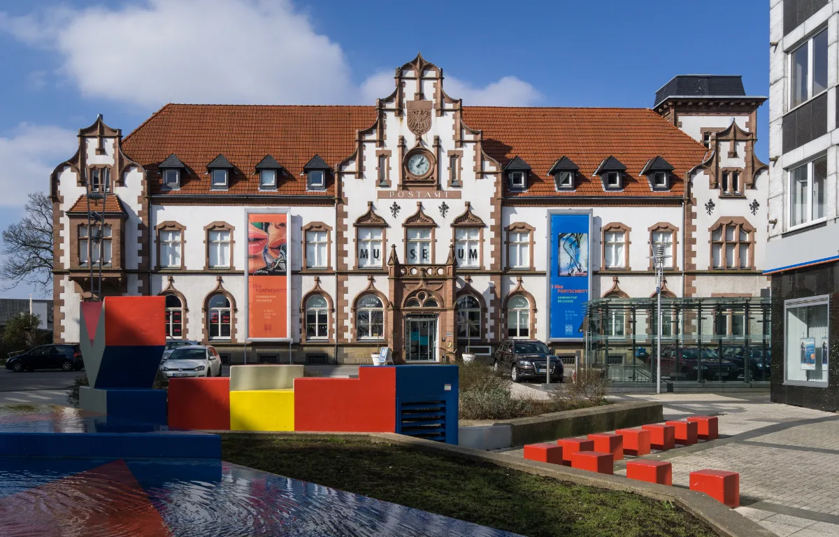 Kunstmuseum in der Alten Post in Mülheim an der Ruhr mit farbiger Skulptur auf dem Vorplatz