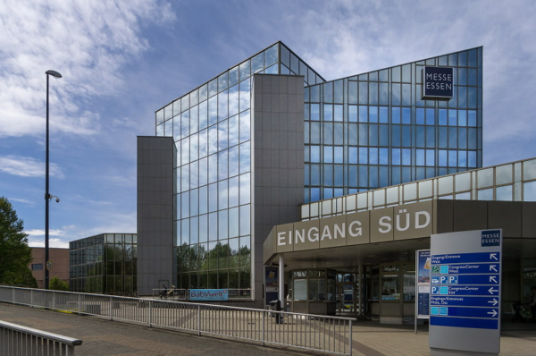 Glasfassade am Eingang Süd der Messe Essen mit Wegweisern zu Congress Center und Parkplätzen.