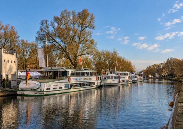 Ausflugsschiffe am Ruhrufer in Mülheim an der Ruhr an einem sonnigen Herbsttag