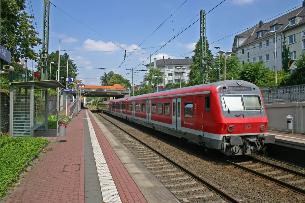 Rote S-Bahn an einer Haltestelle im Essener Süden