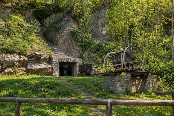 Historisches Stollenmundloch mit Grubenwagen als Zeugnis des Bergbaus in Essen-Heisingen