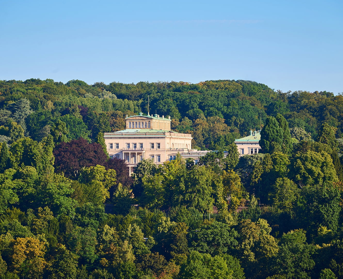Villa Hügel in Essen, umgeben von dichtem Wald – historisches Wahrzeichen der Region.