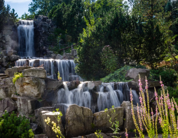 Künstlicher Wasserfall über Felsen in einer Parkanlage in Essen