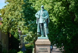 Denkmal für Kaiser Friedrich III. in Essen-Werden vor grünen Bäumen.