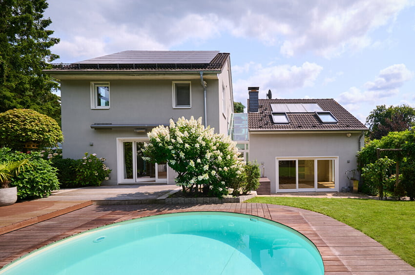 Wohnhaus mit Garten, Terrasse und Pool im Außenbereich.